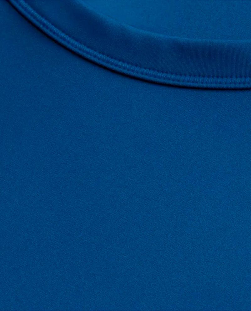 104708801-Camiseta-crop-deportiva-Nike-azul-solida-para-mujer