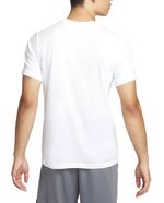 104708814-Camiseta-deportiva-Nike-blanca-estampada-para-hombre