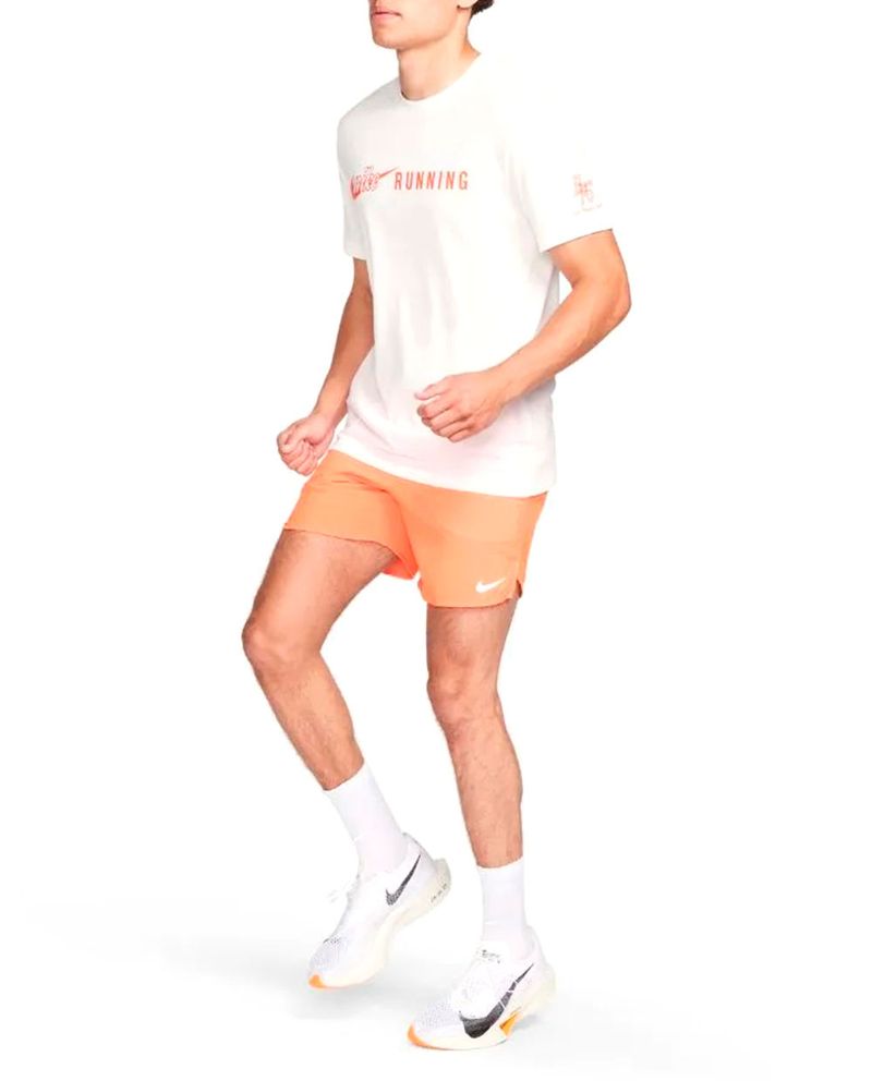 104708836-Camiseta-deportiva-Nike-running-blanca-estampada-para-hombre