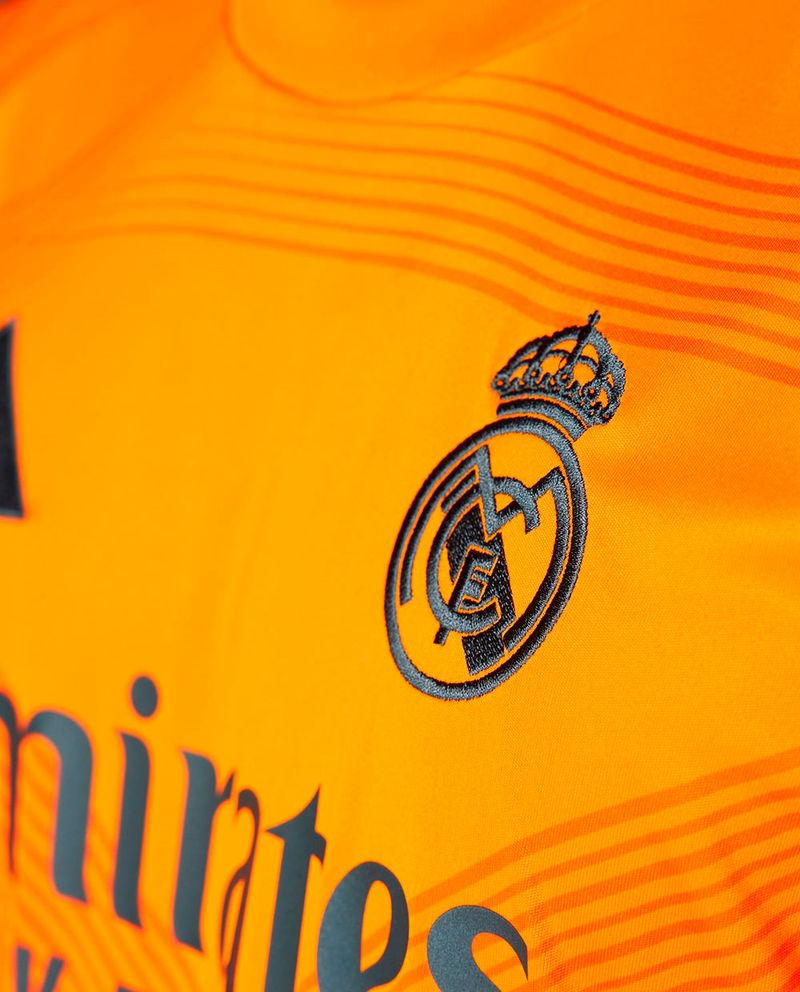 104741175-Camiseta-visitante-Adidas-Real-Madrid-anaranjada-2024-25
