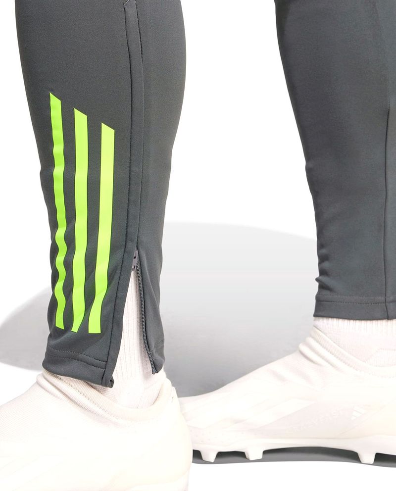 104741177-Pants-deportivo-Adidas-gris-estampado-para-hombre