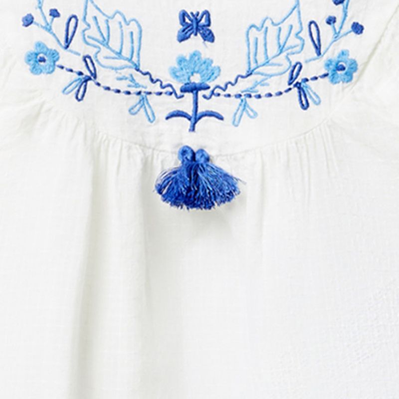 104669840-Blusa-blanca-con-bordado-para-niña
