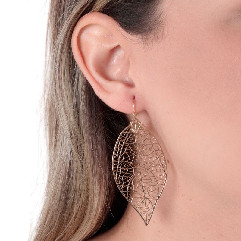 104633099-Aretes-en-forma-de-hoja-de-metal-para-mujer