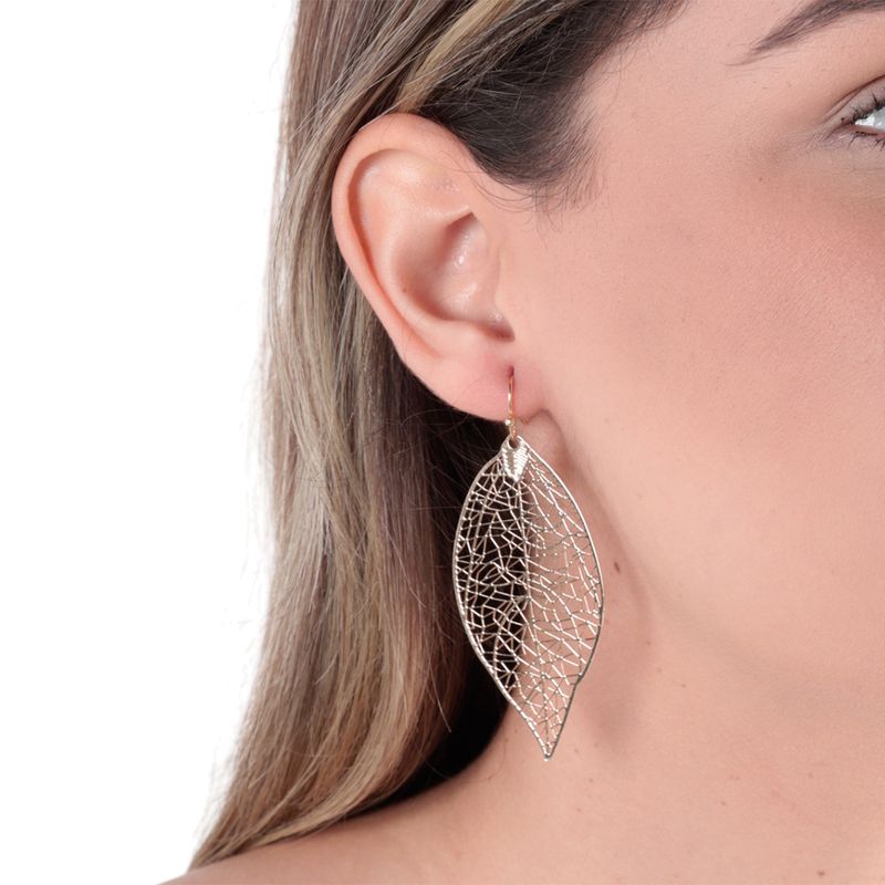104633099-Aretes-en-forma-de-hoja-de-metal-para-mujer