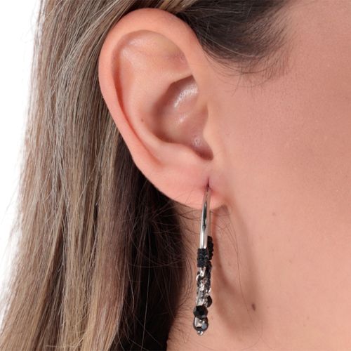 Argollas plateadas con piedras negras para mujer