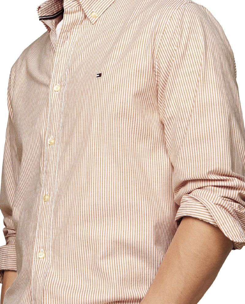 104751226-Camisa-casual-Tommy-Hilfiger-regular-fit-cafe-ocre-rayada-para-hombre
