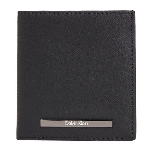 Billetera trifold Calvin Klein negra con textura para hombre
