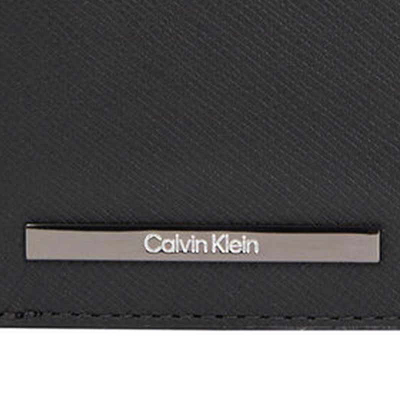 104759036-Billetera-trifold-Calvin-Klein-negra-con-textura-para-hombre
