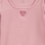 104761093-Blusa-rosada-con-detalle-sutil-de-estampado-de-corazon-para-niña