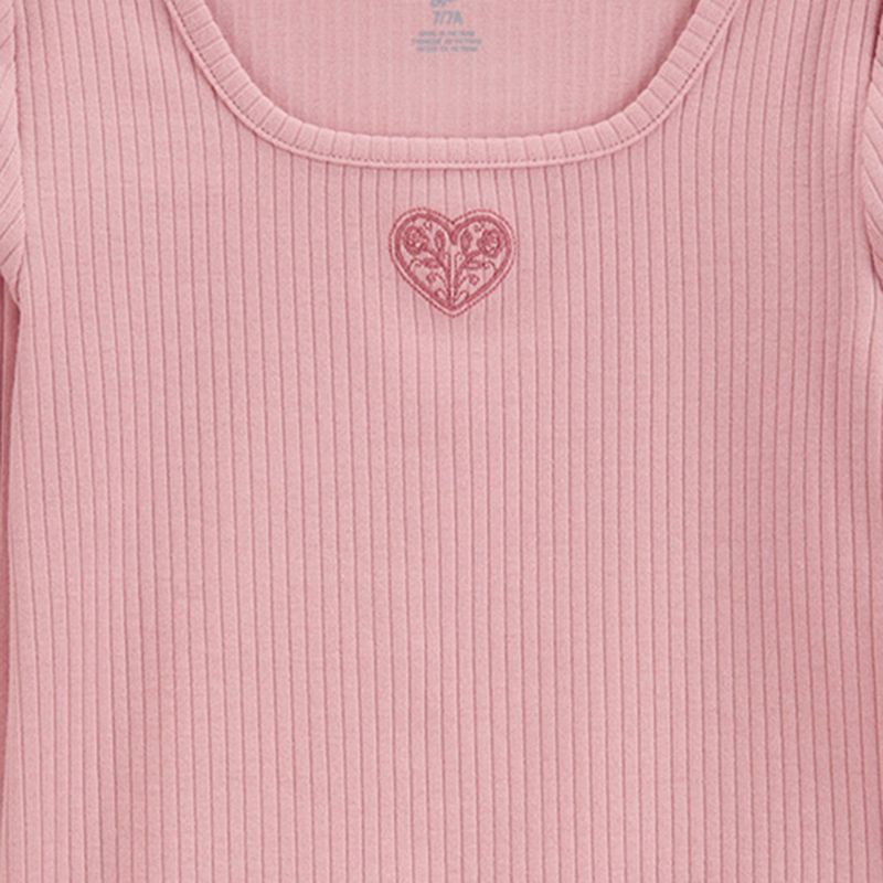 104761093-Blusa-rosada-con-detalle-sutil-de-estampado-de-corazon-para-niña