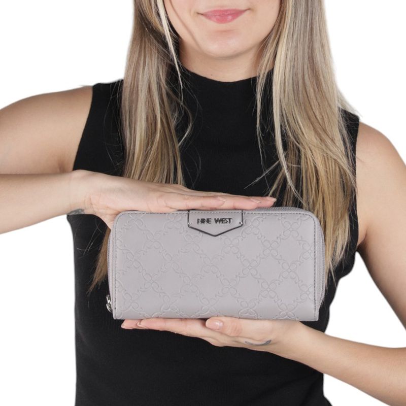 Billetera zip around Nine West Verna color gris para mujer Siman