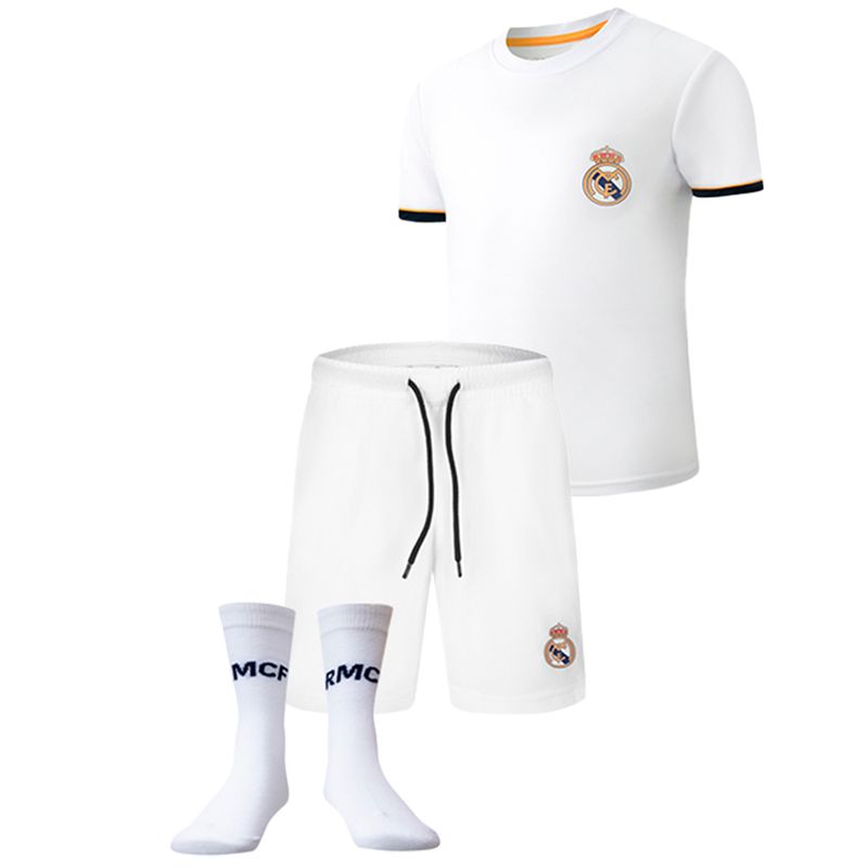 104761580-Conjunto-deportivo-de-3-piezas-blanco-con-estampado-del-Real-Madrid-para-niño