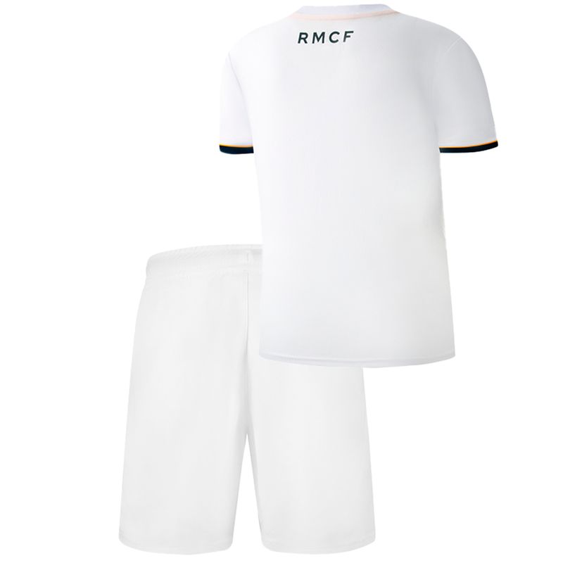 104761580-Conjunto-deportivo-de-3-piezas-blanco-con-estampado-del-Real-Madrid-para-niño