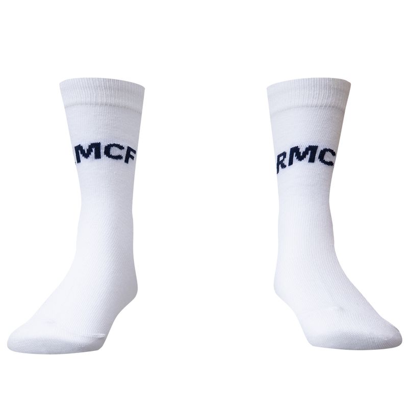 104761580-Conjunto-deportivo-de-3-piezas-blanco-con-estampado-del-Real-Madrid-para-niño