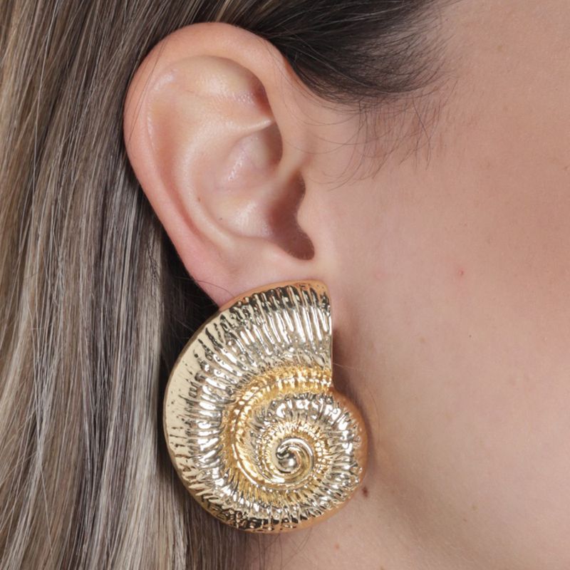 104676517-Aretes-metalicos-dorados-para-mujer