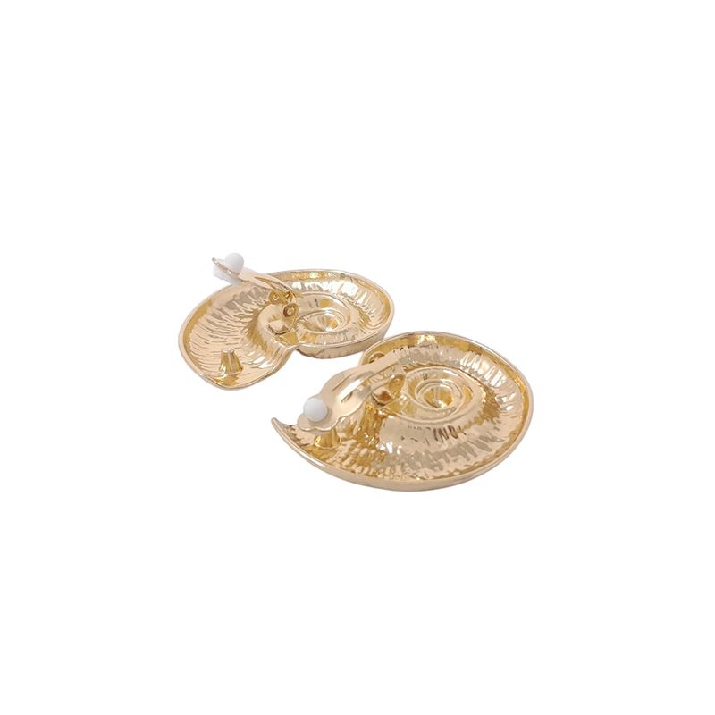 104676517-Aretes-metalicos-dorados-para-mujer