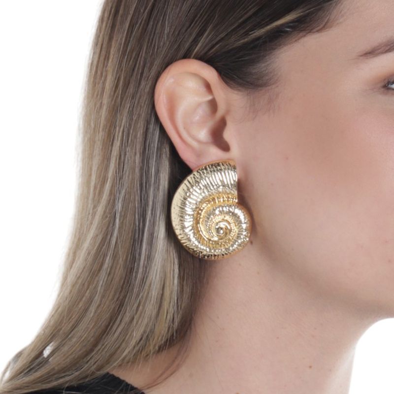 104676517-Aretes-metalicos-dorados-para-mujer