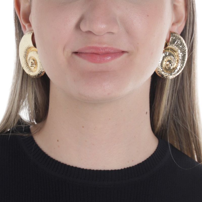 104676517-Aretes-metalicos-dorados-para-mujer