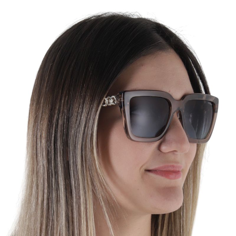 104593526-Lentes-de-sol-oversized-para-mujer-Vogue
