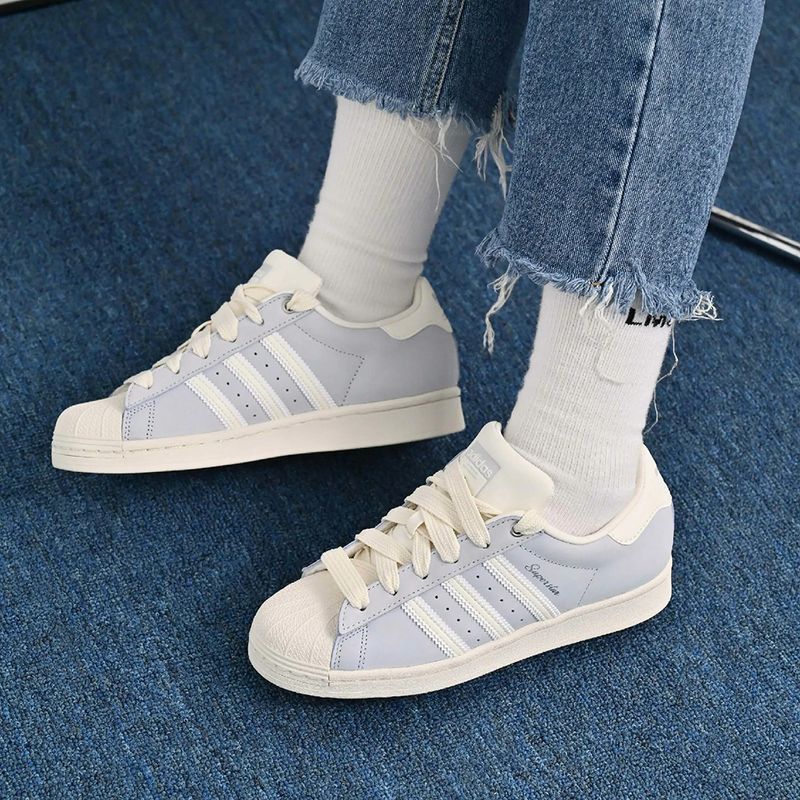 104769317-CYBER-MONDAY-Zapato-casual-Adidas-Originals-Superstar-celeste-blanco-para-mujer