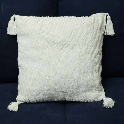 Cojín con textura de líneas y pom pom 45x45 cm