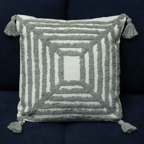 Cojín con textura recuadros y pom pom 45x45 cm