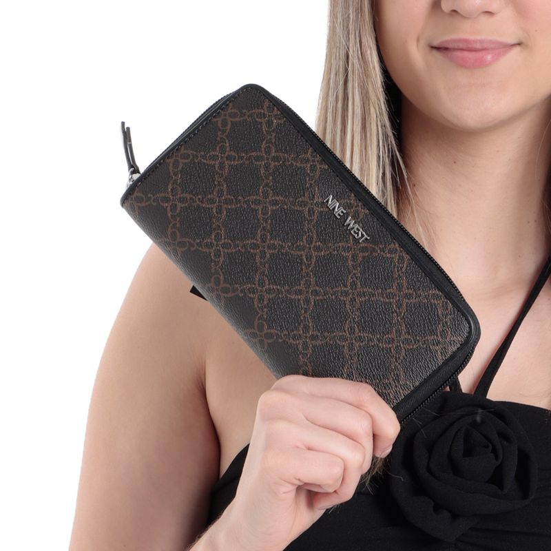 104737125-Billetera-zip-around-Nine-West-Zuri-color-cafe-negro-para-mujer