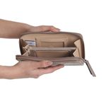 104737126-Billetera-zip-around-Nine-West-Zuri-color-beige-para-mujer