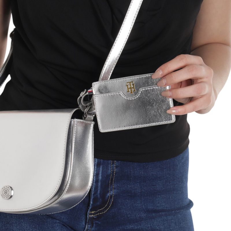 104722719-Cartera-crossbody-Tommy-Hilfiger-color-plateado-para-mujer