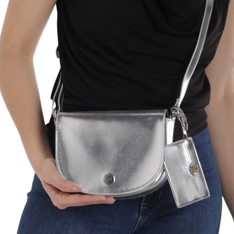 104722719-Cartera-crossbody-Tommy-Hilfiger-color-plateado-para-mujer