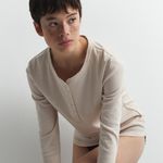 104713414-Camiseta-de-pijama-Sfera-beige-manga-larga-para-mujer