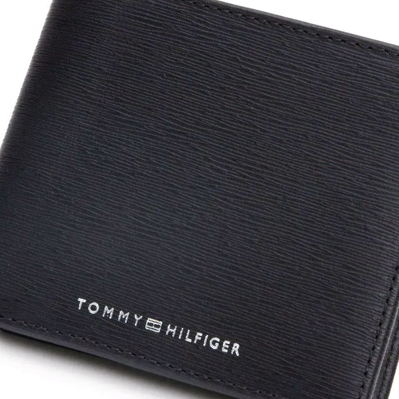 104769336-Billetera-bifold-Tommy-Hilfiger-negra-con-textura-para-hombre