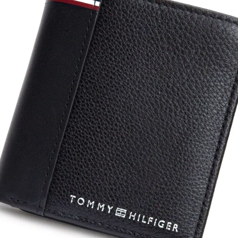 104769337-Billetera-trifold-Tommy-Hilfiger-negra-con-textura-para-hombre