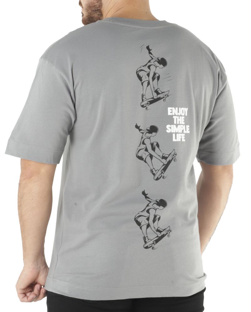 104766660-Camiseta-Orange-oversized-fit-gris-estampado-de-skaters-para-hombre
