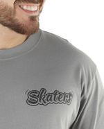 104766660-Camiseta-Orange-oversized-fit-gris-estampado-de-skaters-para-hombre