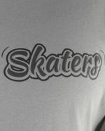 104766660-Camiseta-Orange-oversized-fit-gris-estampado-de-skaters-para-hombre