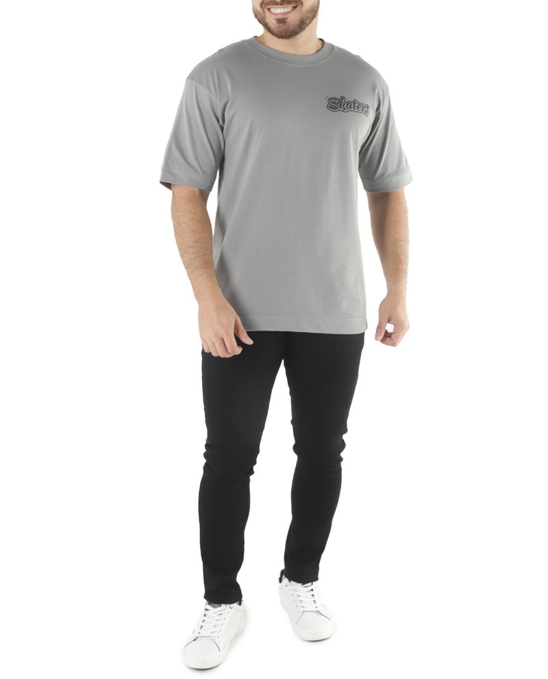104766660-Camiseta-Orange-oversized-fit-gris-estampado-de-skaters-para-hombre
