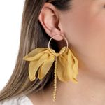 104676321-Aretes-de-petalos-color-amarillo-para-mujer