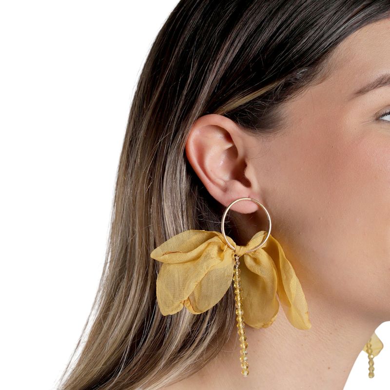 104676321-Aretes-de-petalos-color-amarillo-para-mujer