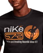 104708817-Camiseta-deportiva-Nike-negra-estampada-para-hombre
