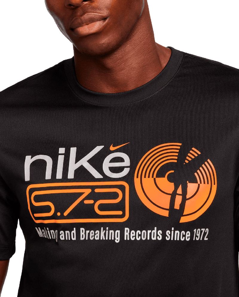 104708817-Camiseta-deportiva-Nike-negra-estampada-para-hombre