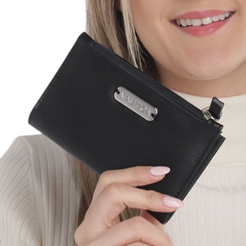 104731190-Billetera-zip-around-Nautica-color-negro-para-mujer