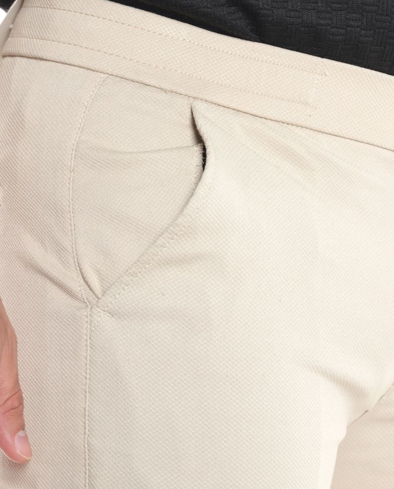 104705661-Pantalon-chino-Unexpected-beige-con-textura-para-hombre