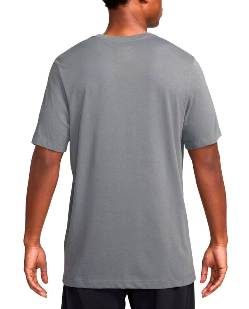 104795283-Camiseta-deportiva-Nike-gris-estampada-para-hombre