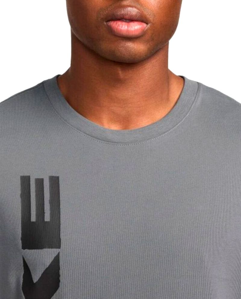 104795283-Camiseta-deportiva-Nike-gris-estampada-para-hombre