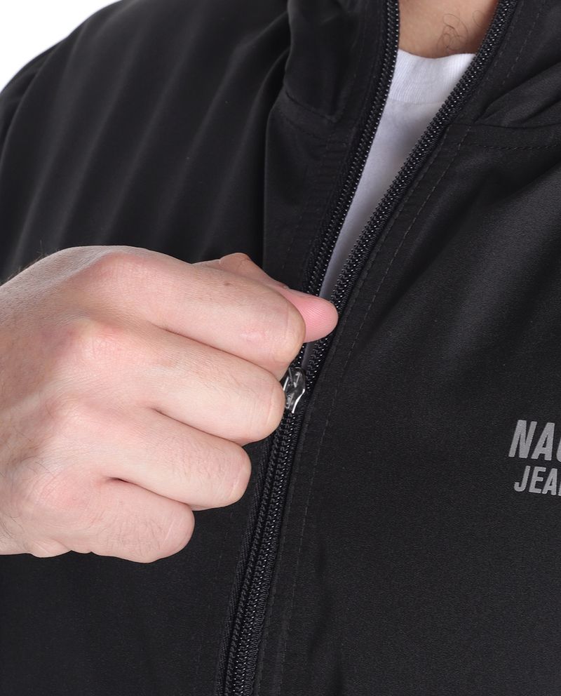 104771381-Chaqueta-impermeable-Nautica-Jeans-Co.-negra-solida-para-hombre