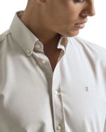 104782662-4-Camisa-oxford-PuroEGO-custom-fit-beige-solida-para-hombre