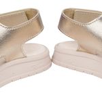 104797501-Sandalia-casual-Pampili-dorada-para-niña-bebe