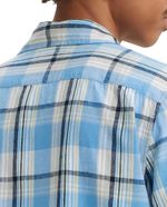 104791109-Camisa-casual-Levi-s-regular-fit-celeste-cuadriculada-para-hombre