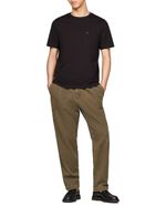 104794011-Camiseta-Tommy-Hilfiger-regular-fit-negra-solida-para-hombre